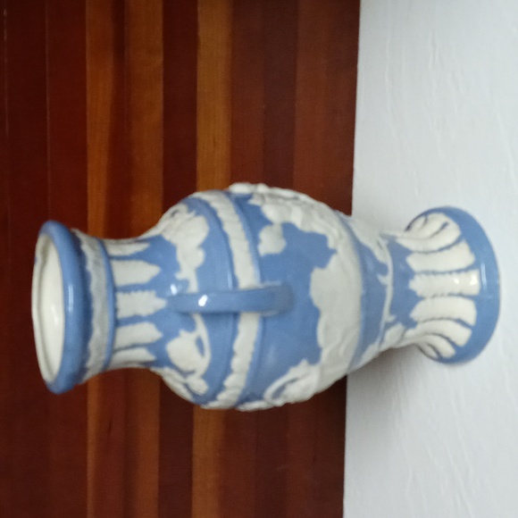 Cherub Porcelain Vase - Picture 5 of 7